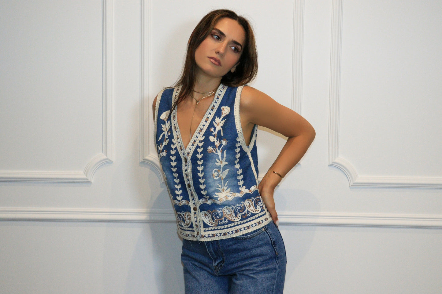 Gilet sans manches Calista – Bleu Délavé avec Broderies Florales