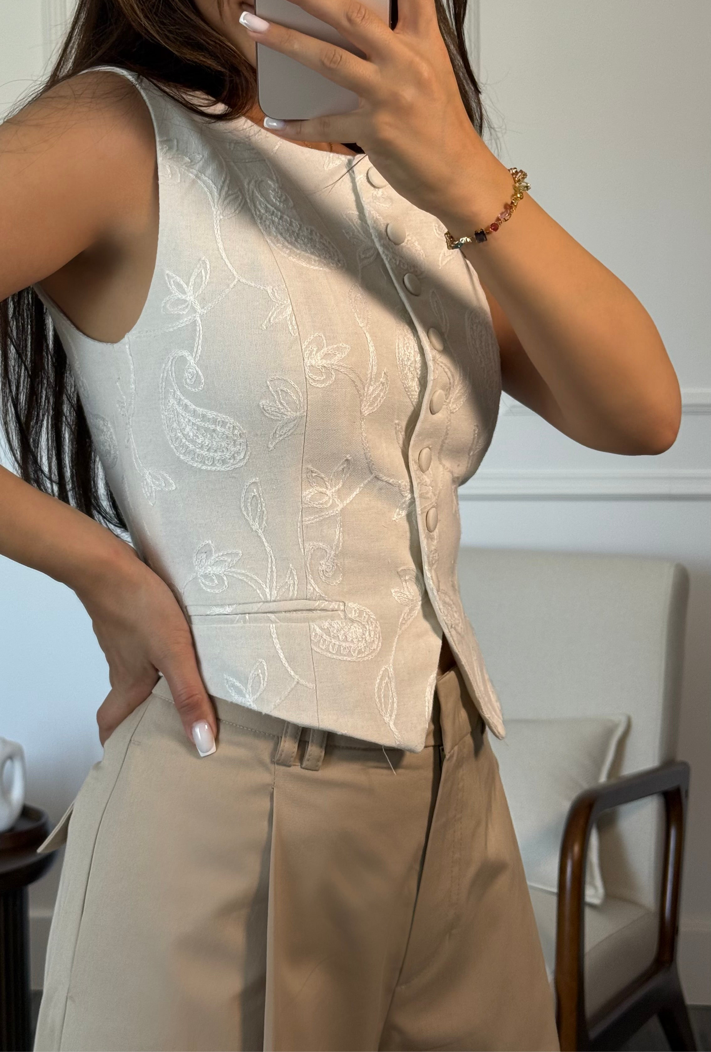 Élise Écrue – Veste Brodée Sans Manches