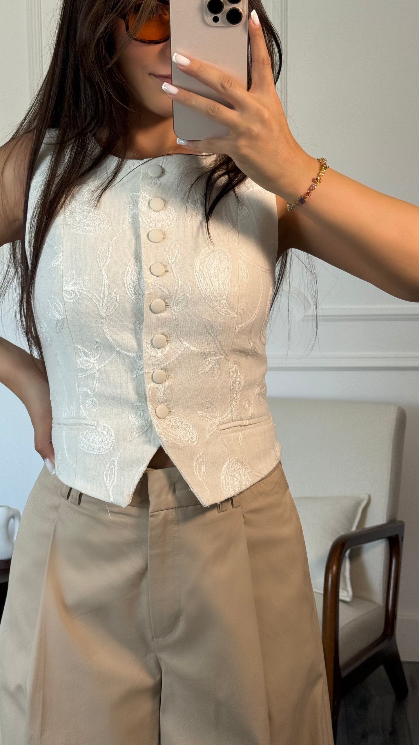 Élise Écrue – Veste Brodée Sans Manches