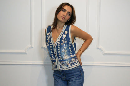 Gilet sans manches Calista – Bleu Délavé avec Broderies Florales