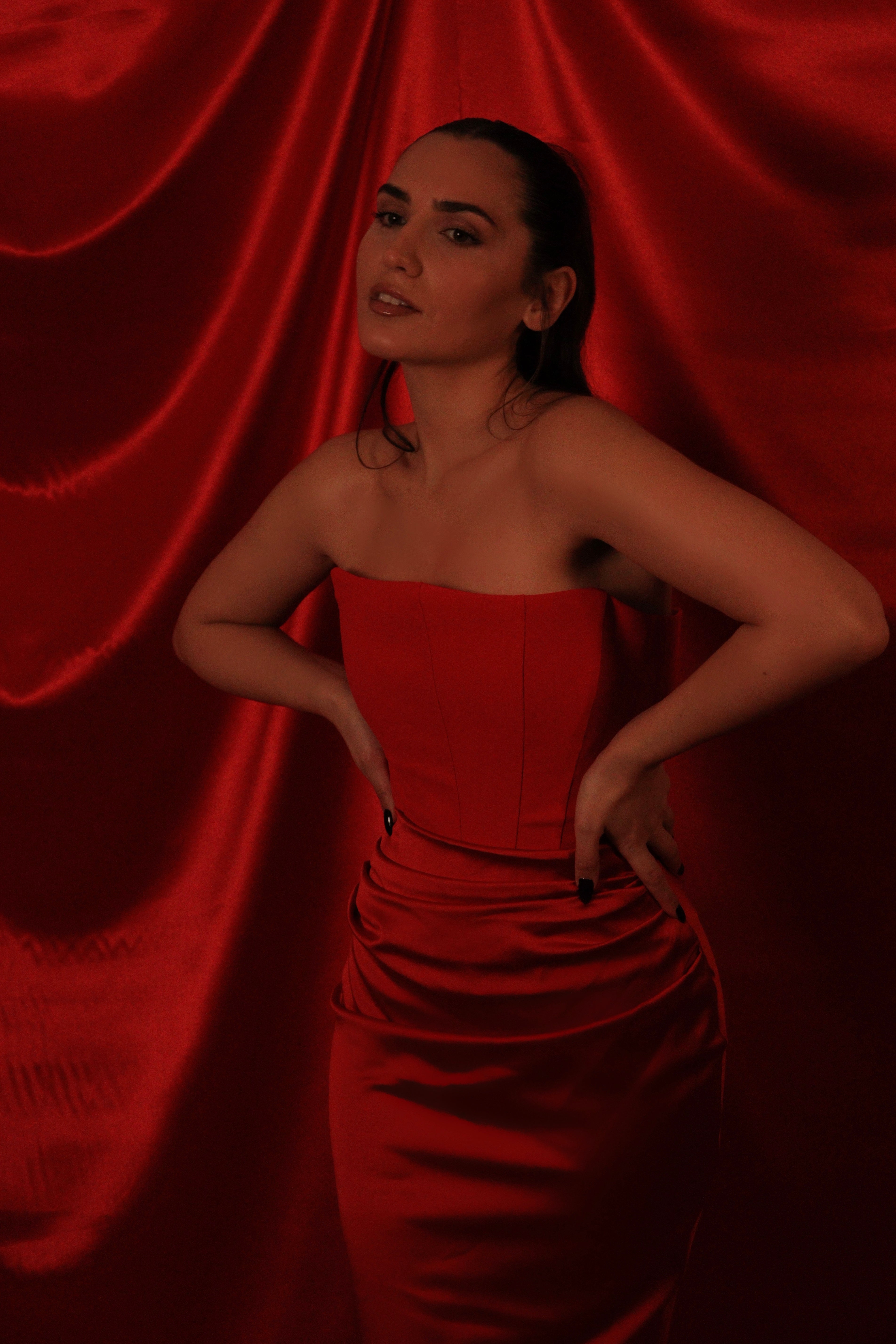 Azharéa – Robe rouge bustier drapée