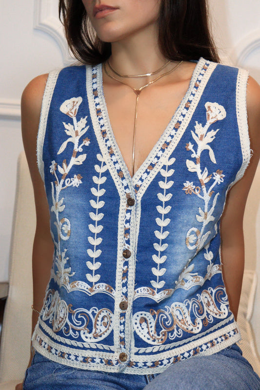 Gilet sans manches Calista – Bleu Délavé avec Broderies Florales