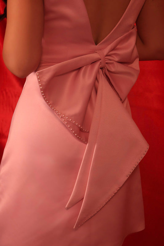 ELLA – Blush Edition | Robe courte rose à nœud dos perlé
