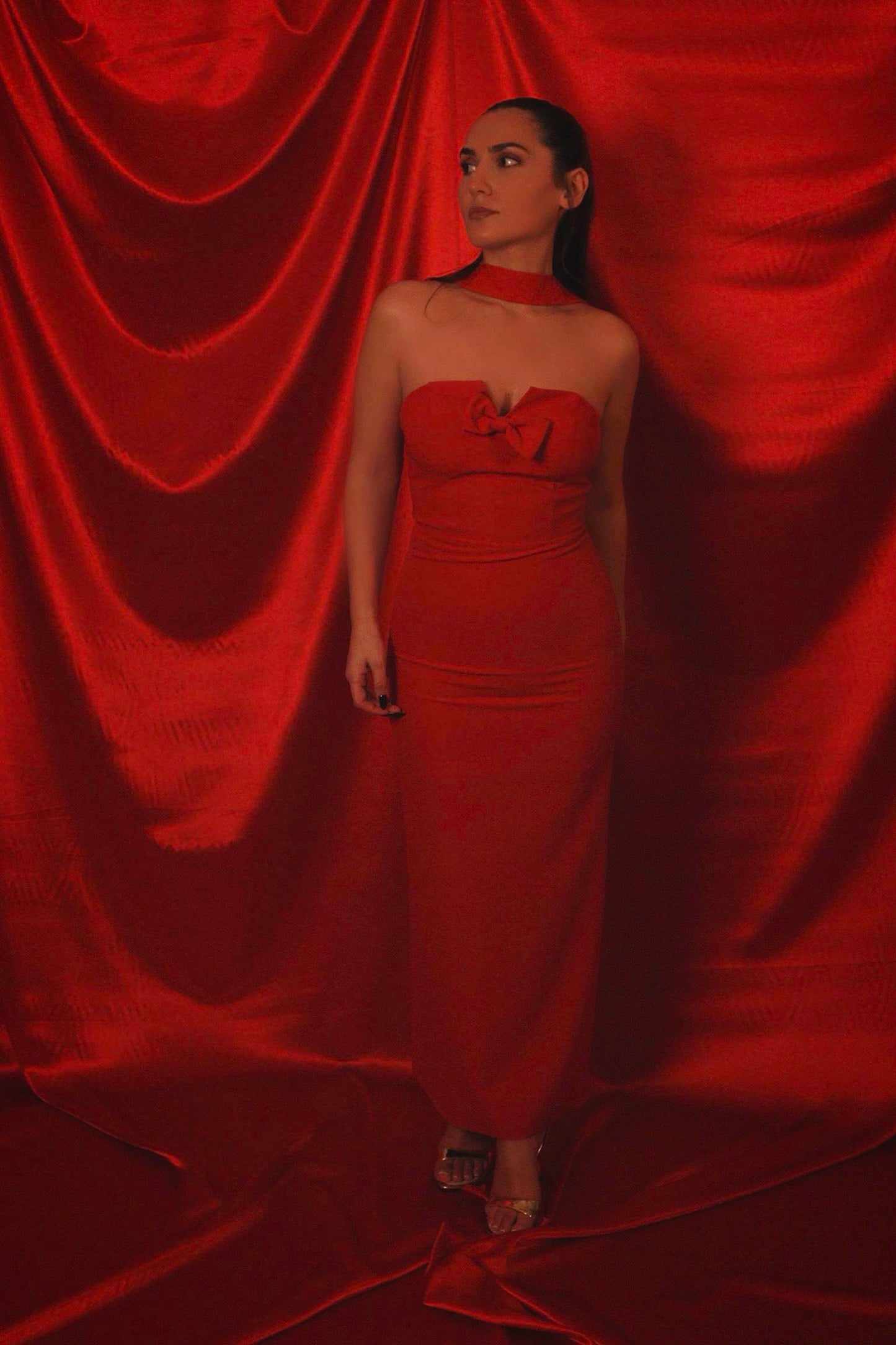 Héra – Robe bustier rouge sculptante avec col foulard et nœud central