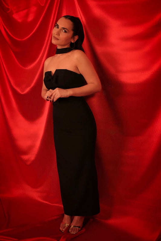 Héra – Robe bustier noire sculptante avec col foulard et nœud central