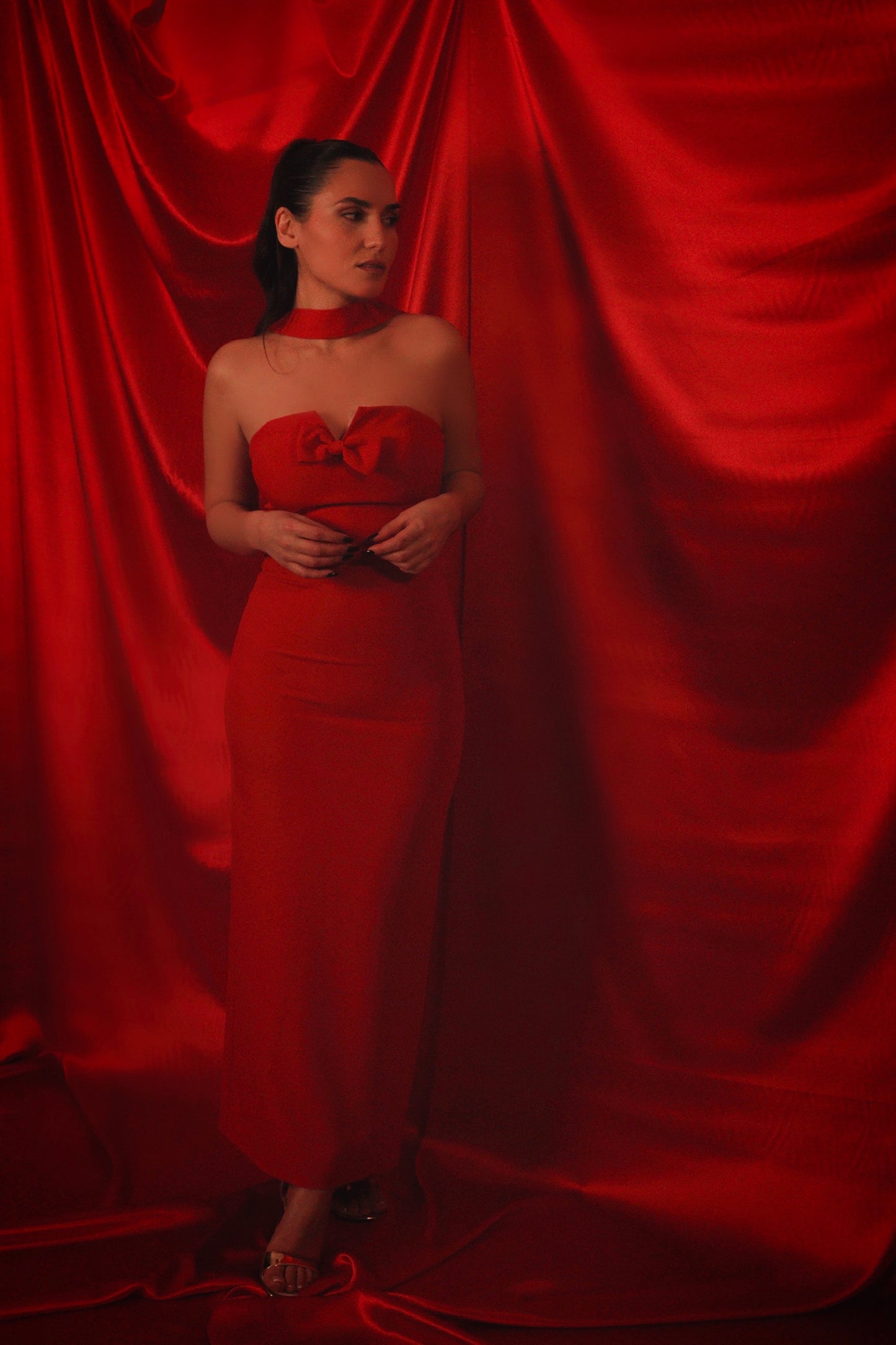 Héra – Robe bustier rouge sculptante avec col foulard et nœud central