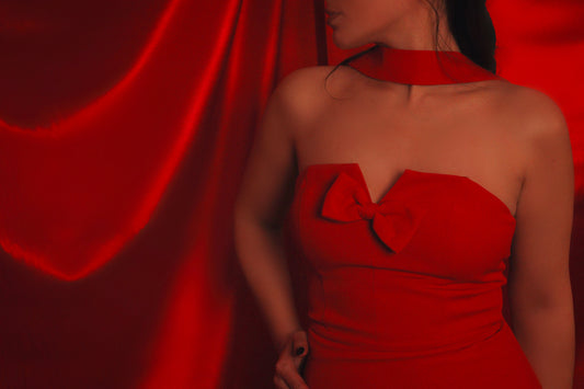 Héra – Robe bustier rouge sculptante avec col foulard et nœud central